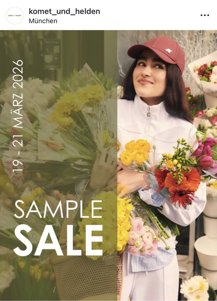 Sample-Sale-Ankündigung der Komet und Helden Agentur in München mit Model, Blumensträußen und Hinweis auf reduzierte Designer- und Fashionstücke.