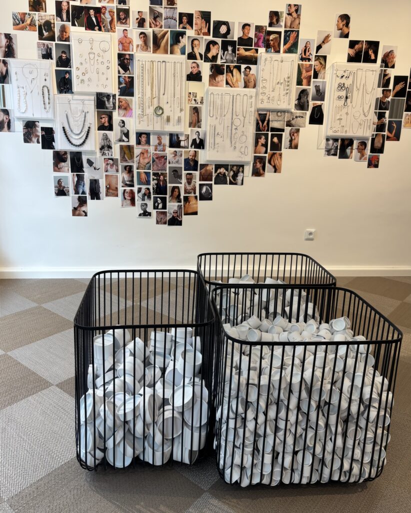 Innenansicht des Saskia Diez Stores mit Schmuckpräsentation, Moodboards und modernem minimalistischen Interior.