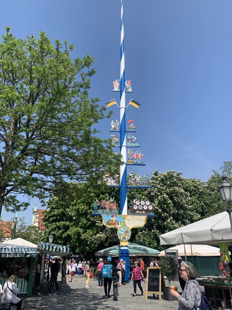 Frühling in München: Stil zwischen Stadt, Isar und Büroalltag Viktualienmarkt in München an einem sonnigen Frühlingstag