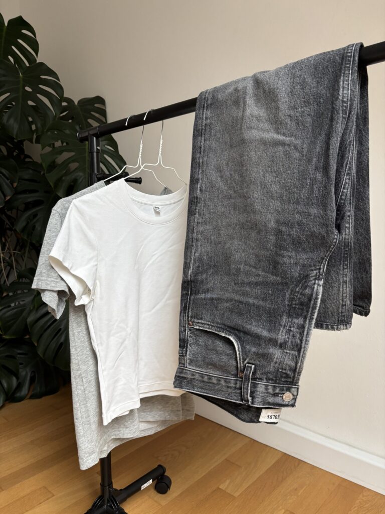 Basics in München: weißes T-Shirt und graue Jeans als perfekte Grundlage Hochwertige Basics in neutralen Farben: weißes T-Shirt und graue Jeans minimalistisch kombiniert