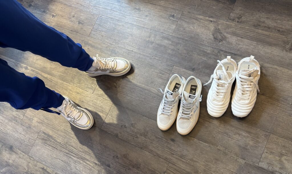 Vergleich verschiedener weißer Sneaker mit dezenten Metallic-Details beim Personal Shopping – zeitlose Schuhe als vielseitiges Basic für eine moderne Garderobe ab 40.